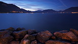 Photographie des couleurs de l'aube sur le lac d'Annecy entouré de montagnes