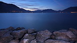 Image du lac d'Annecy en Haute Savoie au lever du jour