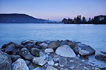 Photographie du lever du jour sur Annecy et son lac vu depuis le Petit Port