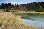 Photo d'un soir d'automne au bord du lac Gnin dans le Haut Bugey