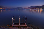 Image du lac d'Annecy et de la plage d'Albigny au crpuscule