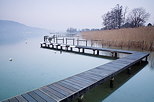 Photographie du lac d'Annecy et de ses pontons à Annecy le Vieux