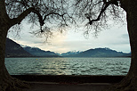 Image du lac d'Annecy dans une ambiance d'automne mlancolique