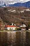 Image de l'Abbaye et du clocher de Talloires sur les bords du lac d'Annecy