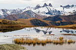 Photo de l'automne sur les bords du lac Guichard et vue sur les Aiguilles d'Arves