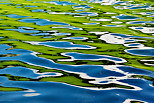 Photographie de reflets colors  la surface du lac d'Arvouin