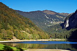 Photograph of a sunny autumn day around the lake in Montriond
