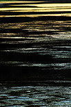 Photo de lumières dorées et argentées sur l'eau du lac de Montriond