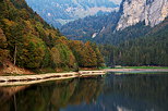 Photo des couleurs d'automne en montagne autour du lake de Montriond