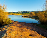 Photo des berges colores du lac des Escarcets dans la Plaine des Maures