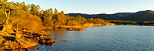 Photographie des derniers rayons de soleil sur les berges du lac des Escarcets