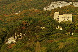 Photographie du château d'Arcine entouré de couleurs d'automne