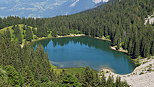 Photographie du lac Bnit entour de forts dans les montagnes du Massif des Bornes