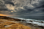 Photo de la mer mediterranee sous un ciel nuageux