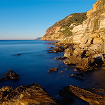 Photo of the cliffs of Bau Rouge beach on the Mediterranean coast in Provence