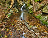 Photographie HDR d'une cascade dans un ruisseau du Massif des Maures