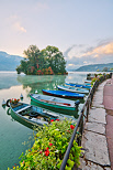 Image de barques sur le lac d'Annecy devant l'le aux cygnes.