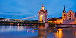 Photographie du lever du jour sur la ville de Seyssel et son pont sur le Rhône