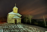 Photo des illuminations nocturnes sur la chapelle de Saint Jean  Chaumont - Haute Savoie