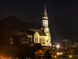 Photographie de la basilique de la Visitation sous ses illuminations nocturnes à Annecy
