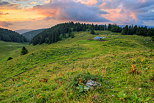 Photo d'un coucher de soleil nuageux au dessus du Chalet du Sac sur la montagne du Grand Crt d'Eau