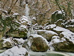 Image de la cascade de Barbannaz entoure par la neige et la glace