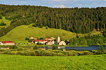 Photographie du village de Grande Rivière sur les bords du lac de l'Abbaye