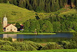 Photo de l'glise de Grande Rivire sur les bords du lac de l'Abbaye