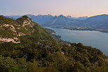 Photo d'un crpuscule d't sur le lac d'Annecy et les sommets du Massif des Bauges