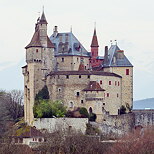 Photo du chteau de Menthon Saint Bernard un soir de dbut de printemps