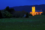 Photographie  l'heure bleue de l'glise de Franclens illumine.