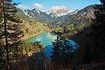 Photo du printemps sur le lac de Vallon et la montagne du Roc d'Enfer  Bellevaux