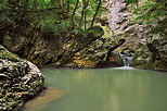 Image d'une petite cascade se dversant dans un trou d'eau dans la rivire du Fornant