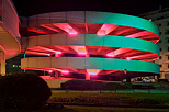 Photographie du parking des Galeries Lafayettes éclairés en rose