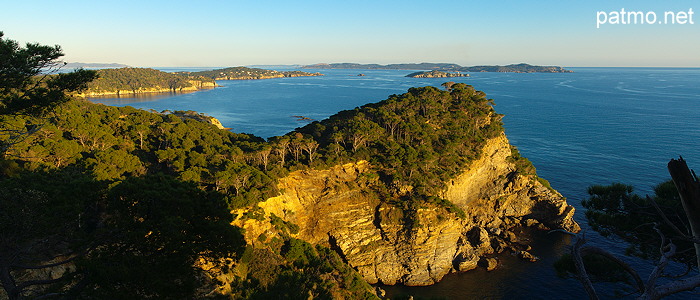 Photo panoramique de l'île de Porquerolles depuis la presqu'île de Giens