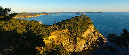 Photo panoramique de l'île de Porquerolles depuis la presqu'île de Giens