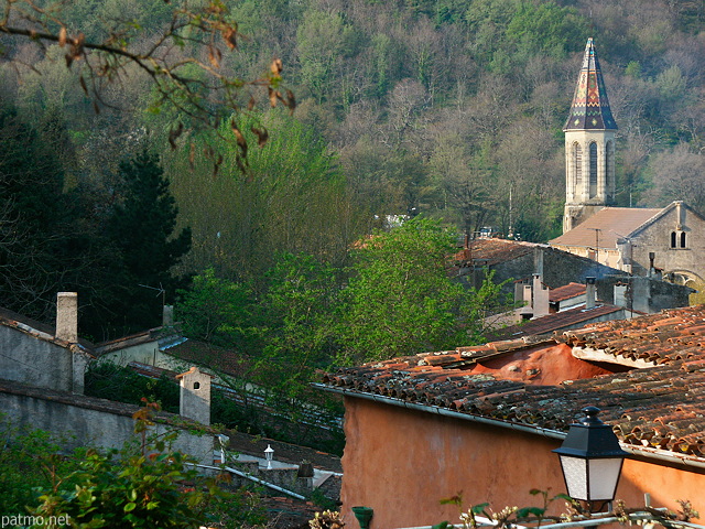 Photograhie du clocher et des toits de Collobrières village du Massif des Maures