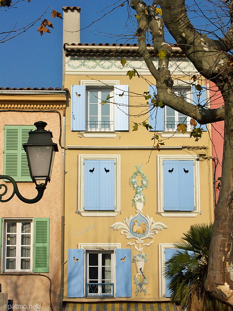 Photographie d'une façade colorée et décorée à Cogolin dans le Var