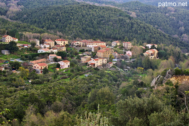 Photo du village de Pietrapola i Bagni dans les montagnes de la vallée de l'Abatesco en Haute Corse