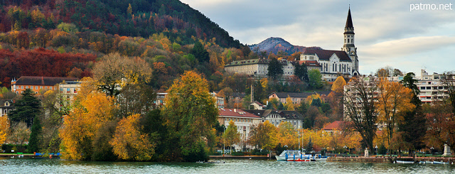 Photo of Annecy and its lake with autumn colors