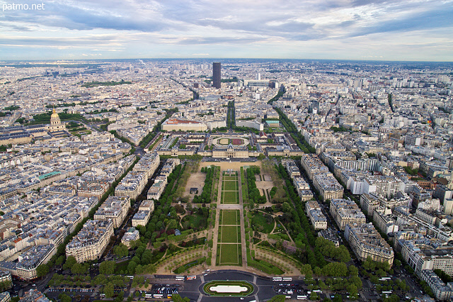 Photographie de Paris, du Champ de Mars et de la tour Montparnasse vus depuis la tour Eiffel