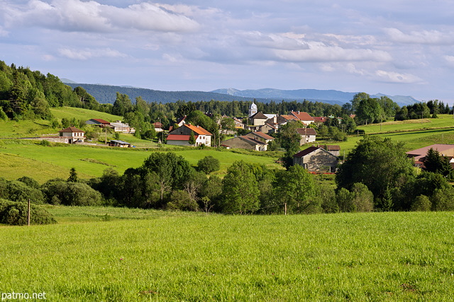 Image d'un paysage rural du Haut Jura autour de Château des Prés