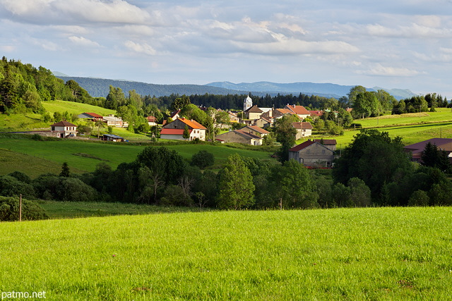 Photo d'un paysage rural autour du village de Château des Prés dans le Haut Jura