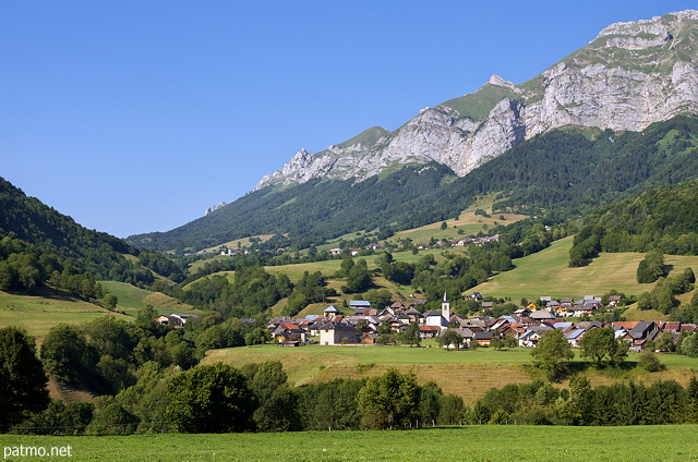 Photo du village de la Compôte en Bauges au pied des montagnes