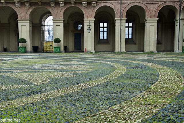 Image de la cour  intérieure du Palais Royal de la ville de Turin en Italie