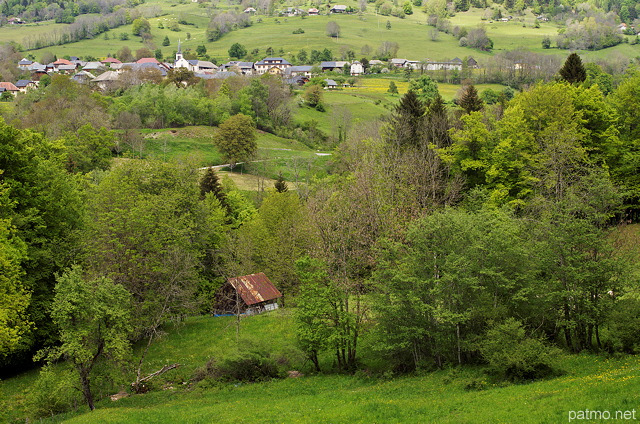 Photographie d'un paysage rural dans la campagne du Massif des Bauges