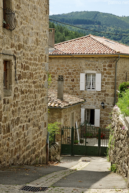 Photographie d'une ruelle et de maisons en pierres à Saint Pierreville en Ardèche