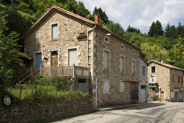 Photographie de maisons ardéchoises dans le villlage de Saint Pierreville