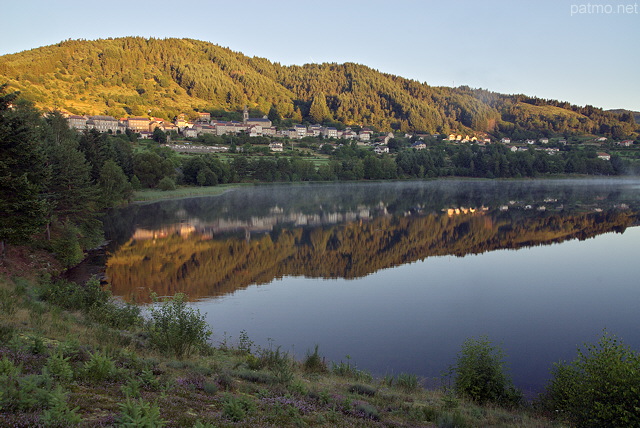 Photo du lever du jour sur Saint Martial et son lac en Ardèche