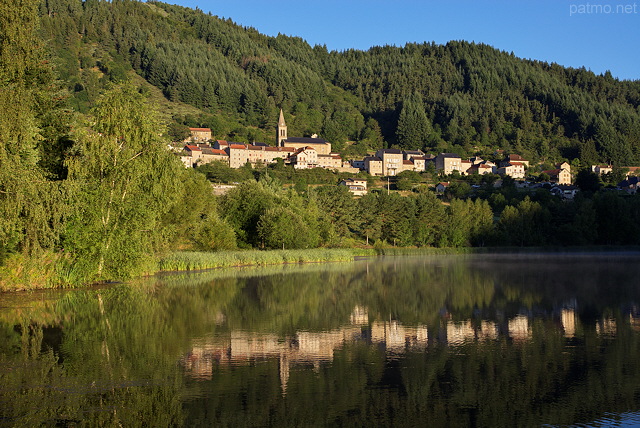 Photographie du village de Saint Martial au dessus de son lac